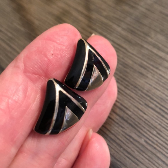 Vintage AVON Triangle Black Enamel Earrings Goldtone 1984 - Picture 4 of 13
